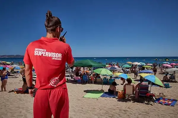 Socorristas observando la playa