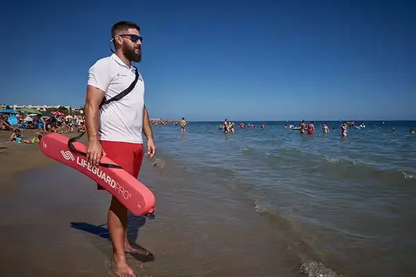 Socorrista en orilla de playa