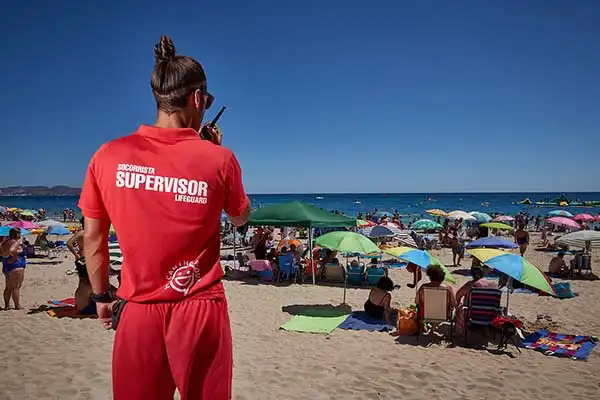 Socorristas observando la playa