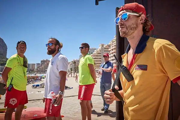 Socorristas observando la playa